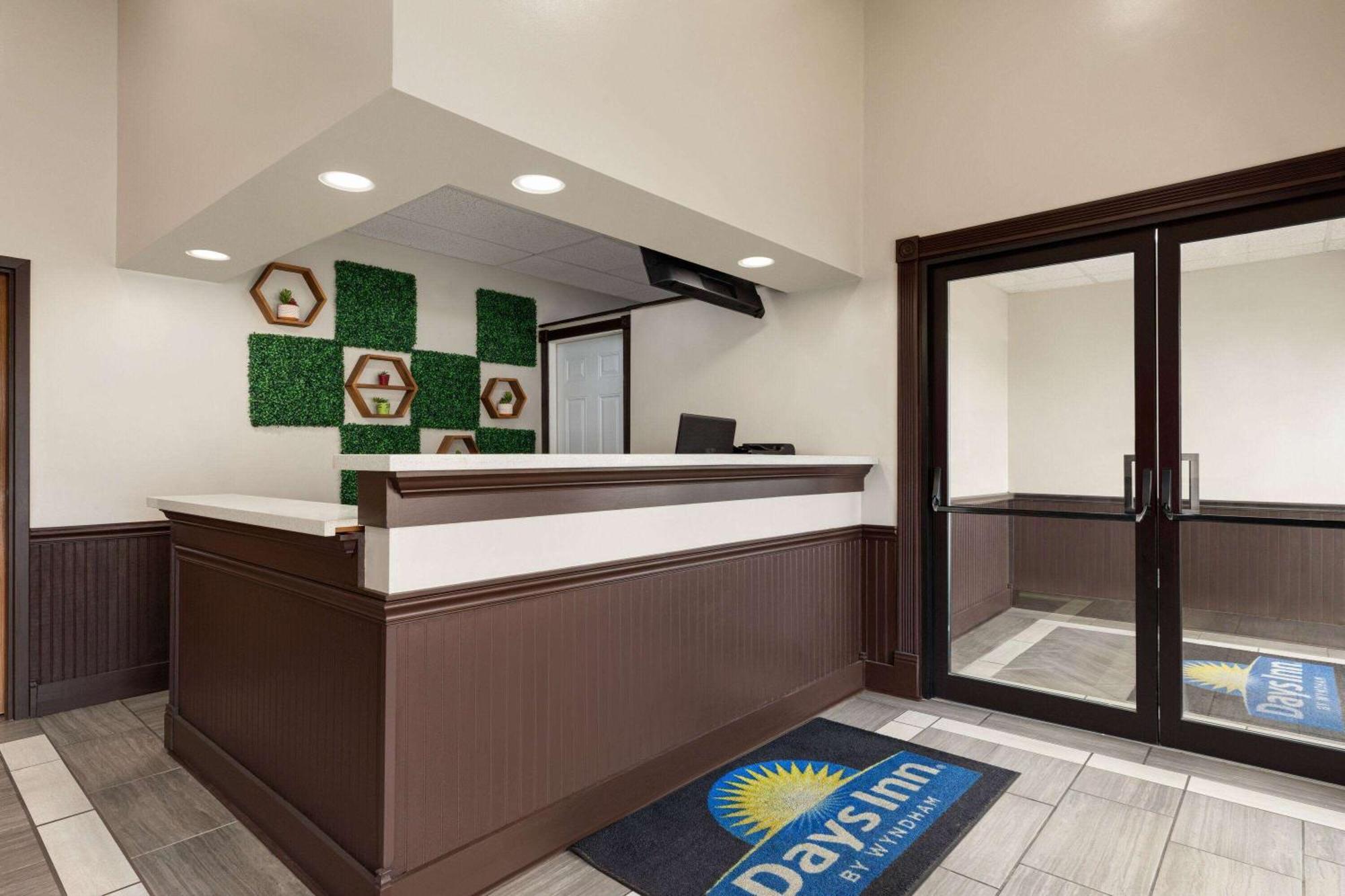 Days Inn By Wyndham Hillsboro Exterior photo